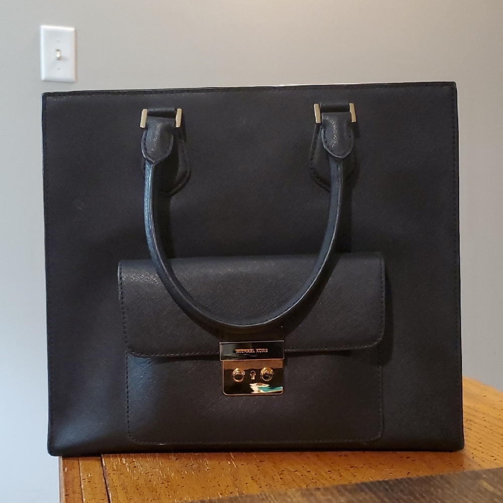 Like New Michael Kors Bridgette Medium East West Saffiano Leather Tote